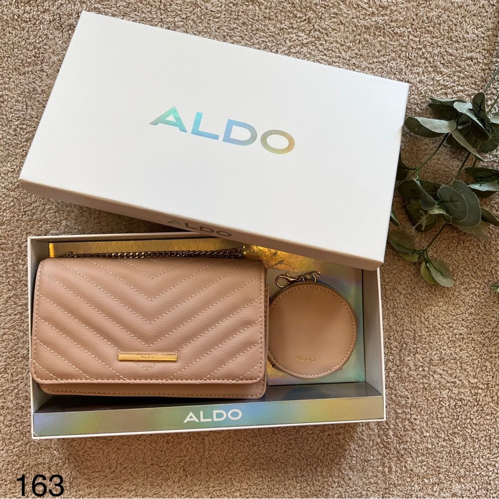 Aldo wallet on chain with coin pouch
